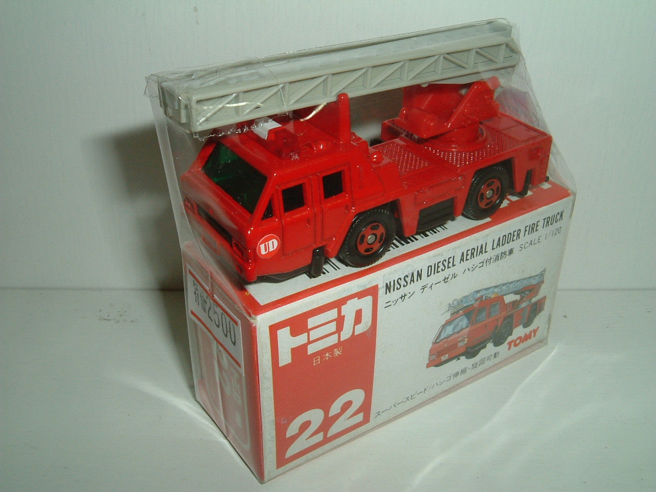 赤箱トミカ（絶版・日本製） No.022 ニッサン ディーゼル ハシゴ付消防