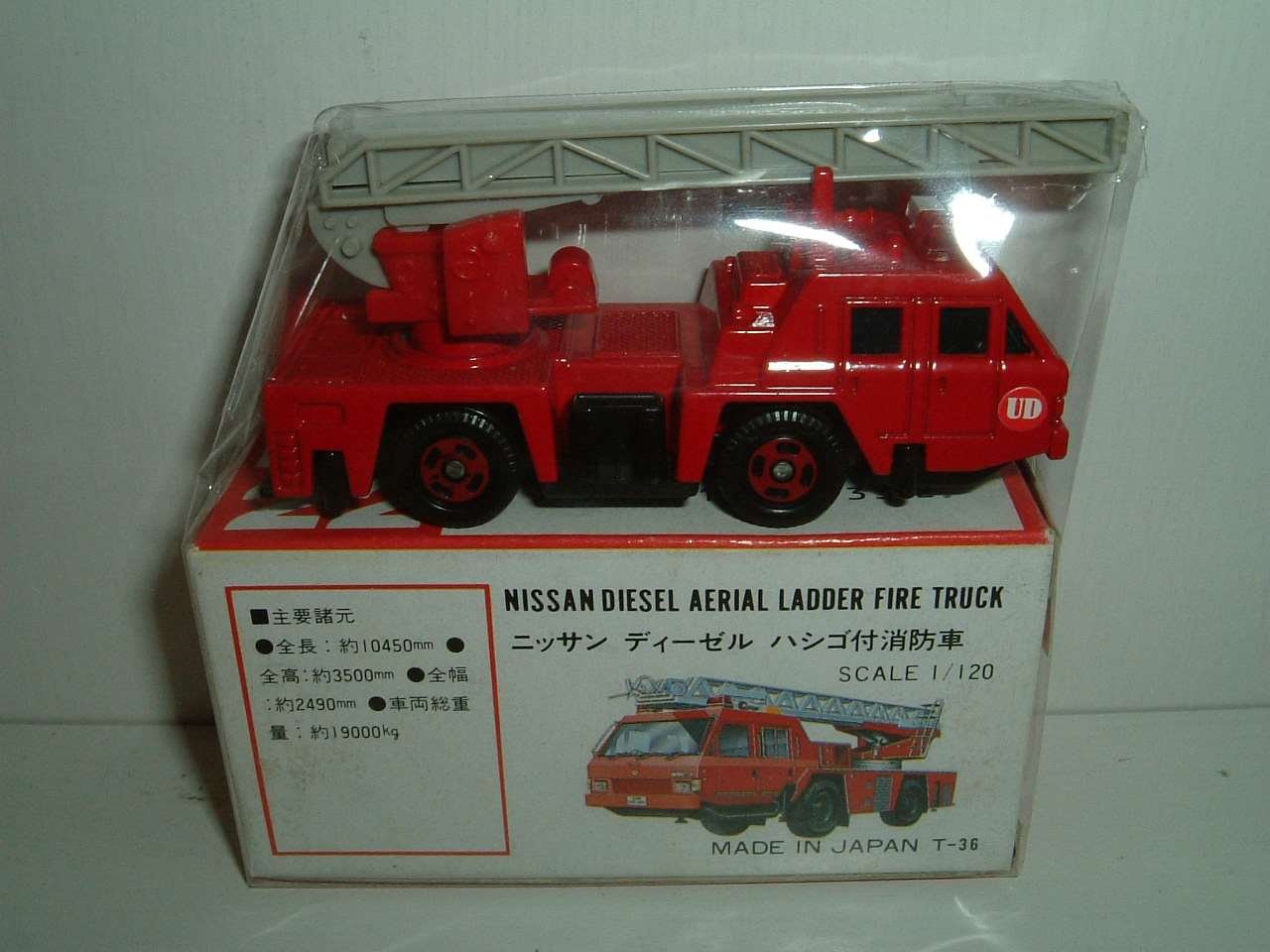 赤箱トミカ（絶版・日本製） No.022 ニッサン ディーゼル ハシゴ付消防