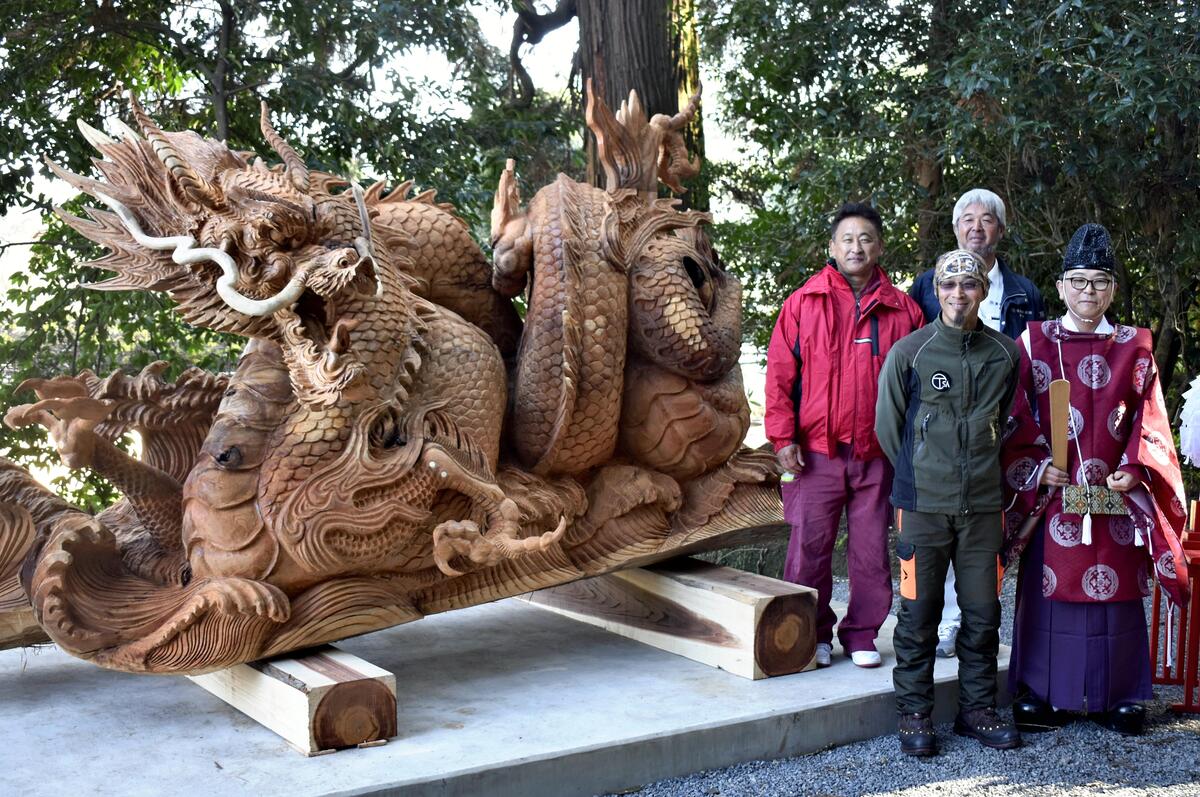 樹齢1000年」倒れて銘木市に出された神木にオーラを感じ…龍の彫刻