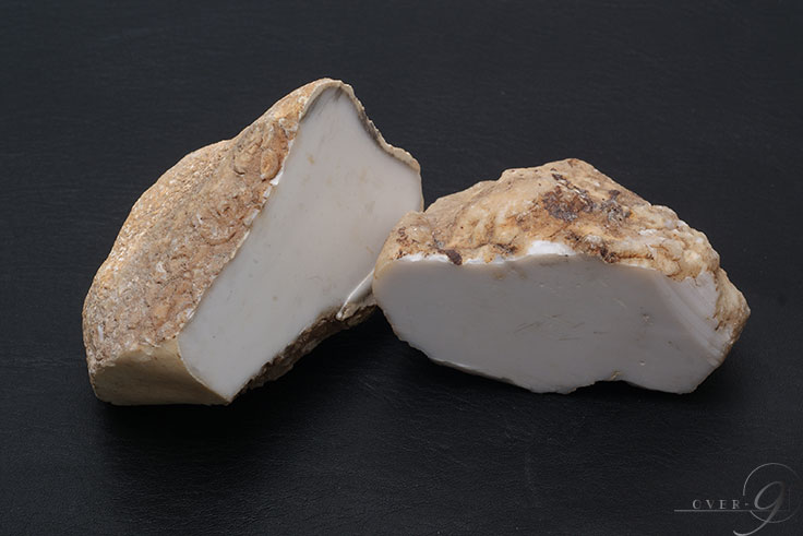 カルセドニー（玉髄）から作られた上肯龍紋天珠とは