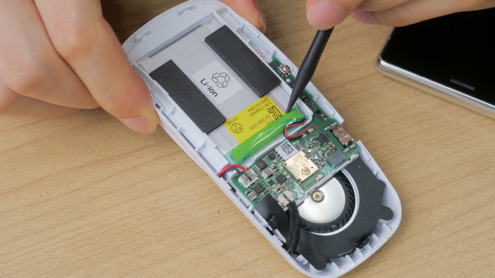 簡単に開けられたソニー「着るクーラー」、主要部品はわずか6つ | 日経