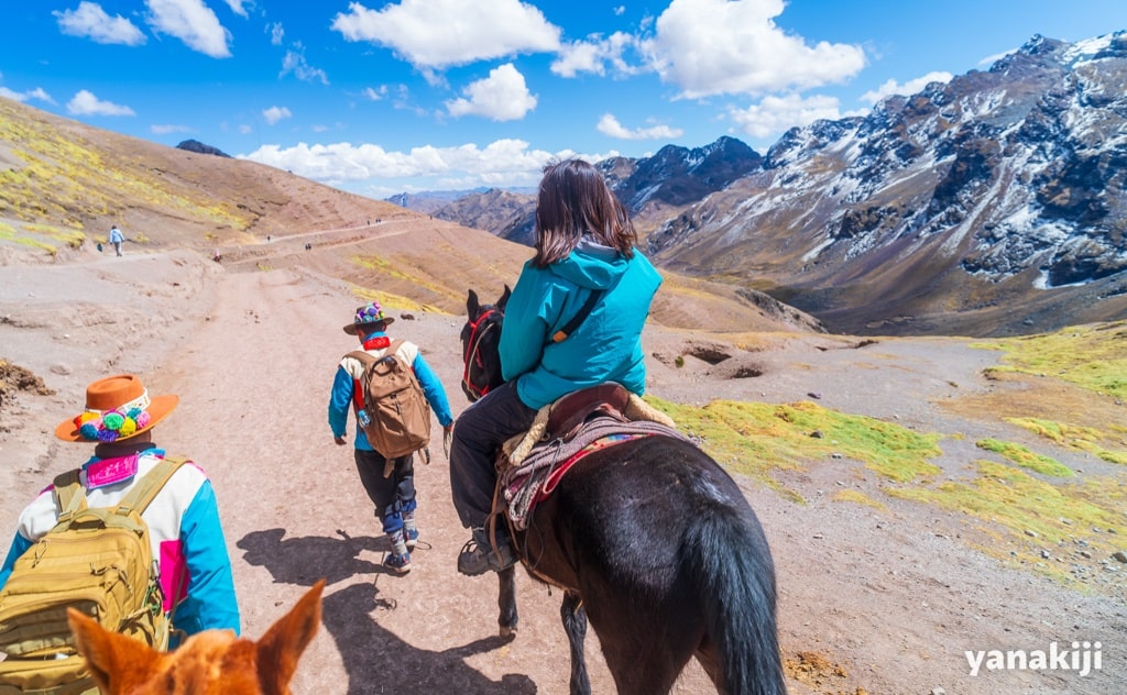 虹色の秘境レインボーマウンテン登山体験記！馬に乗ってアンデスの絶景