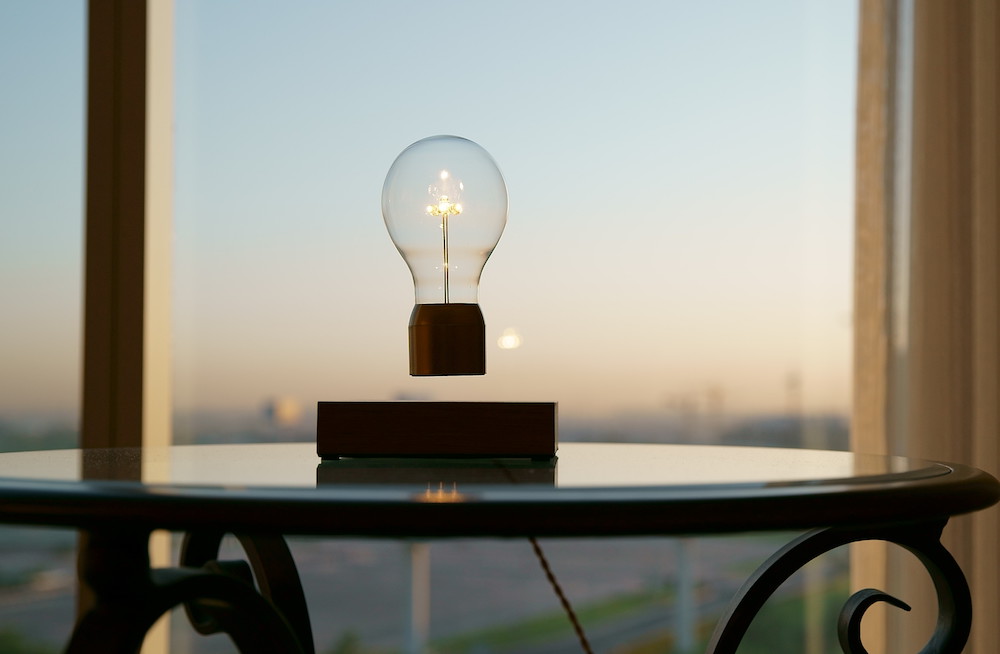 新生活に】電球が宙にぷかーっと浮いてるう！ 魔法みたいだけど魔法