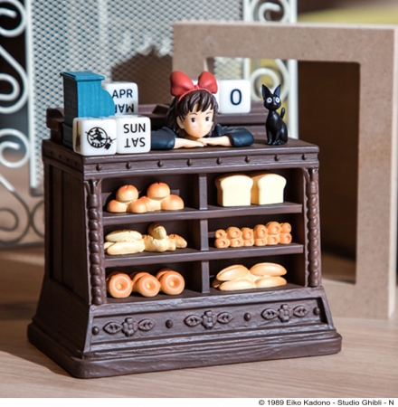ジブリ映画の名シーンを再現した立体カレンダーが登場！ パン屋で店番