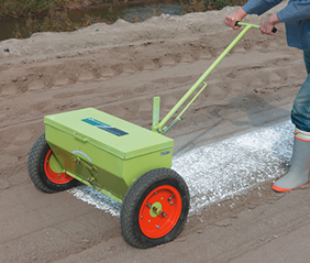 肥料をまく - 人力：農業機機械メーカー アグリテクノサーチ株式会社