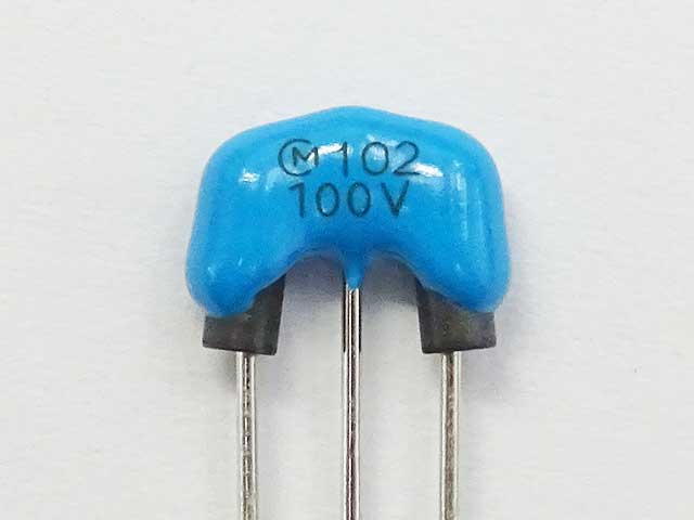 EMI除去フィルター1000pF(リード付エミフィル・DSS1): 受動部品 秋月