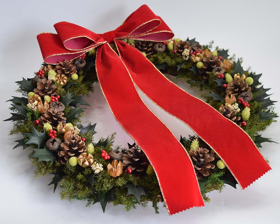 赤いリボンのクリスマスリース 大きなサイズ ヒイラギの葉と木の実