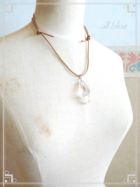 ラフロック水晶の革紐ネックレス