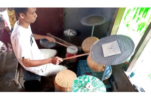 自作のドラムセットでドリーム・シアター等を演奏するインドネシアの