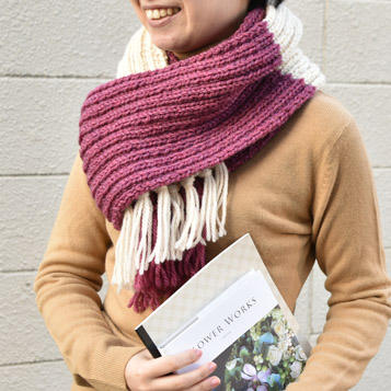 バイカラーのリブ編みマフラー｜作品レシピ｜手編みと手芸の情報サイト