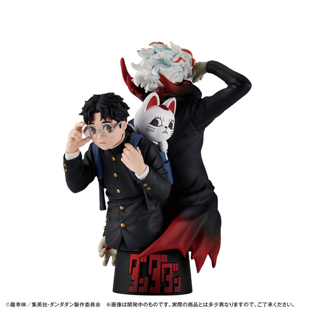 ダンダダン」モモやオカルンが背中合わせでポーズ！ スタチュー