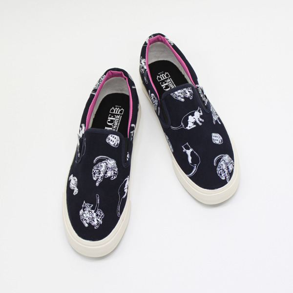 荒木飛呂彦の短編「DOLCE」がスリッポンに！ 猫やサイコロ散りばめた