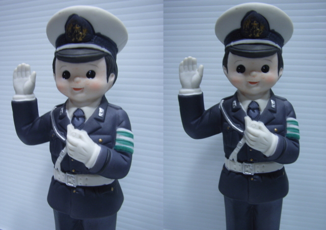 美品☆警察官 交通整理 陶器製 人形 18．2cm 当時物 企業物