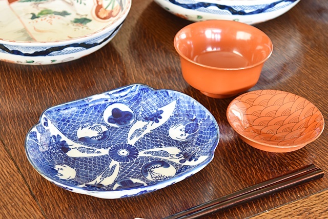 染付 ねじり青海波に丸紋 印判 変形皿 - 生活骨董と古布のアンティーク