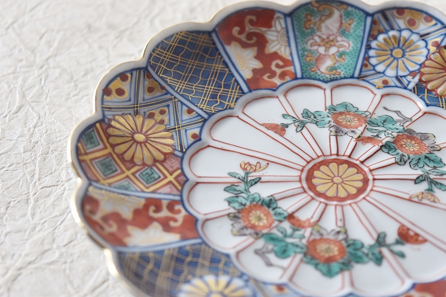 大聖寺伊万里 色絵 奇玉宝鼎之珍 菊型 五寸皿 - 生活骨董と古布の