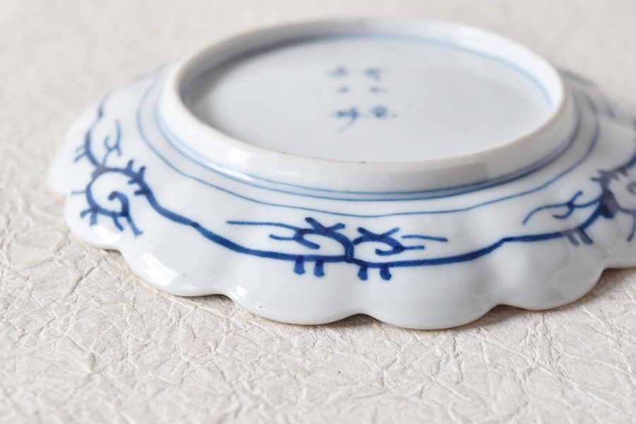 大聖寺伊万里 色絵 奇玉宝鼎之珍 菊型 五寸皿 - 生活骨董と古布の