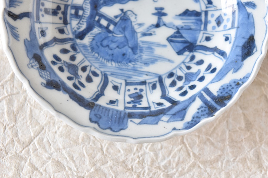 王地山焼 染付 芙蓉手人物図 輪花型 豆皿 - 生活骨董と古布の