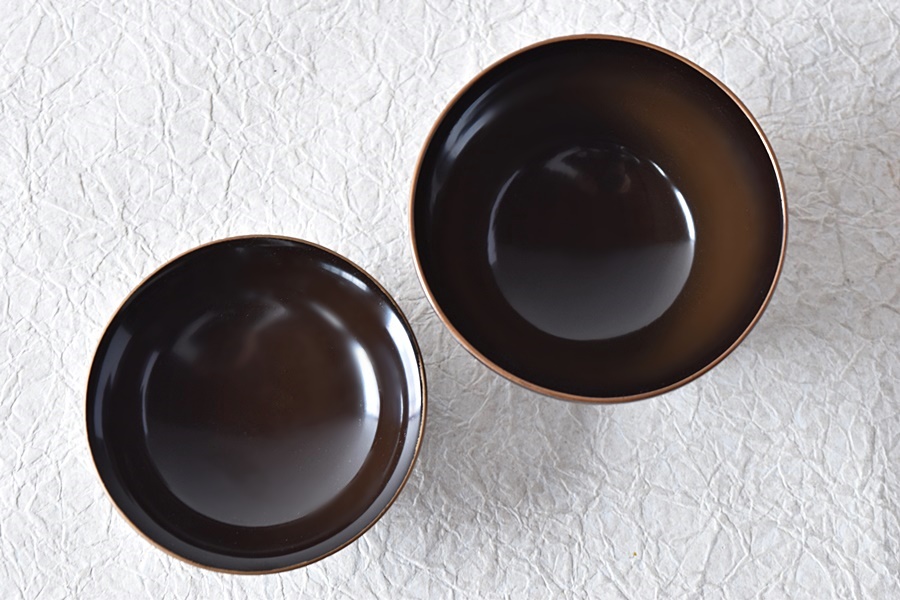 天然木製漆塗 橘屋友七 溜塗菊銀蒔絵小吸物椀 - 生活骨董と古布の