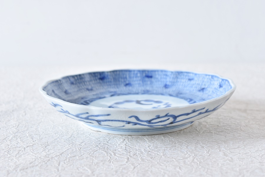 古伊万里 染付 微塵唐草 太明成化年製文 輪花型 六寸皿 - 生活骨董と