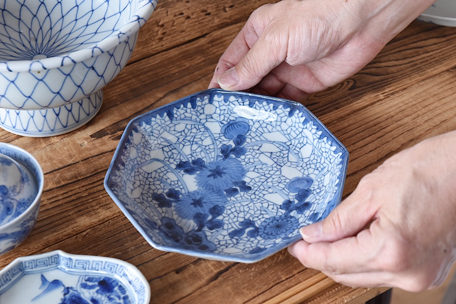 古伊万里 氷裂文菊花模様 八角皿 - 生活骨董と古布のアンティーク
