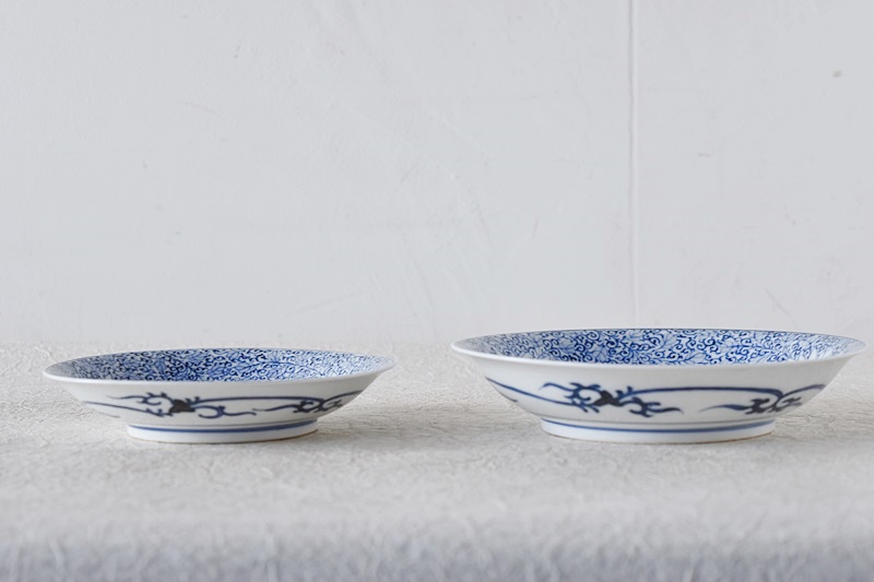 大聖寺伊万里 染付 菊唐草模様 大明成化年製文 五寸皿 - 生活骨董と