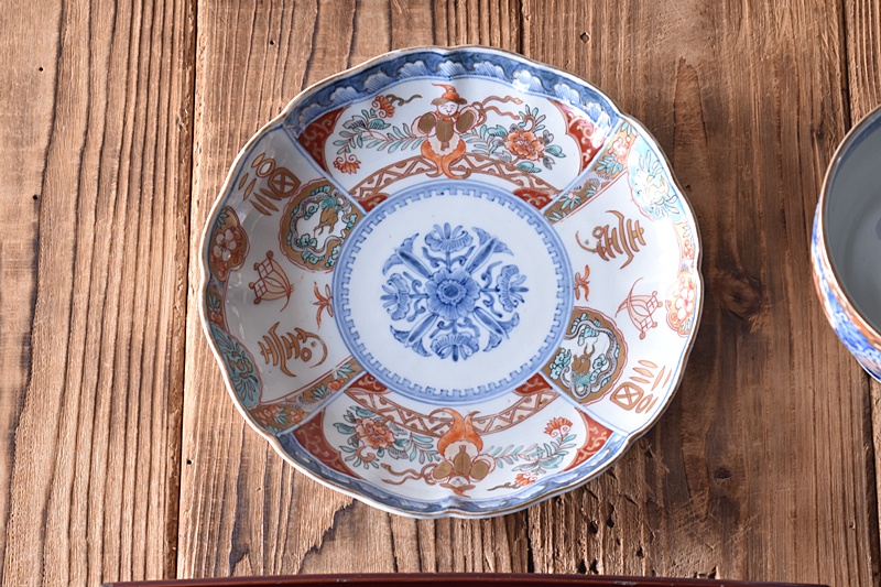 伊万里 色絵 花と南蛮人 福寿龍鳳凰 輪花型 七寸皿 - 生活骨董と古布の