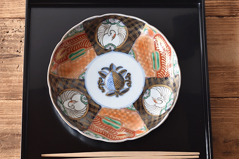 伊万里 色絵 金蘭手 夫婦鶴松竹梅 壽文 宝尽くし 輪花型 七寸皿 - 生活