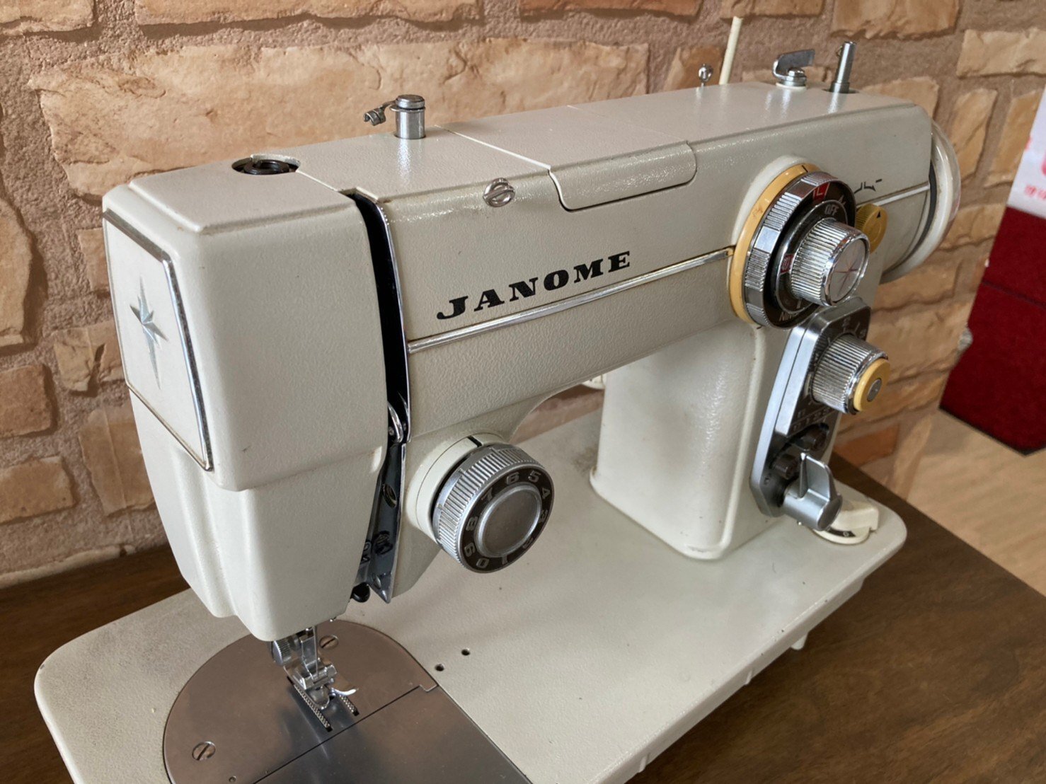 ミシン紹介】50年以上前のレトロなミシン『ジャノメ ダイヤルスーパー