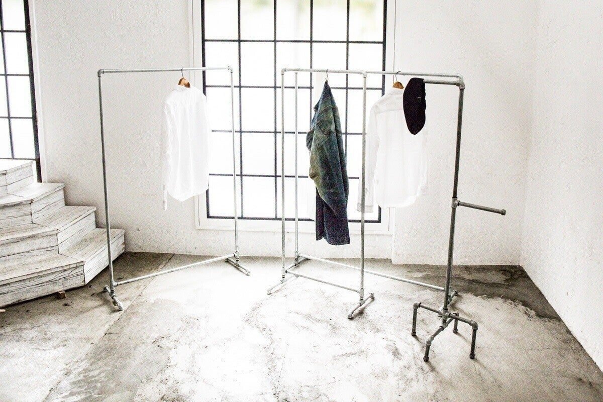 見せる収納で解決！嵩張るアウターもおしゃれにかけられる 〈b2c