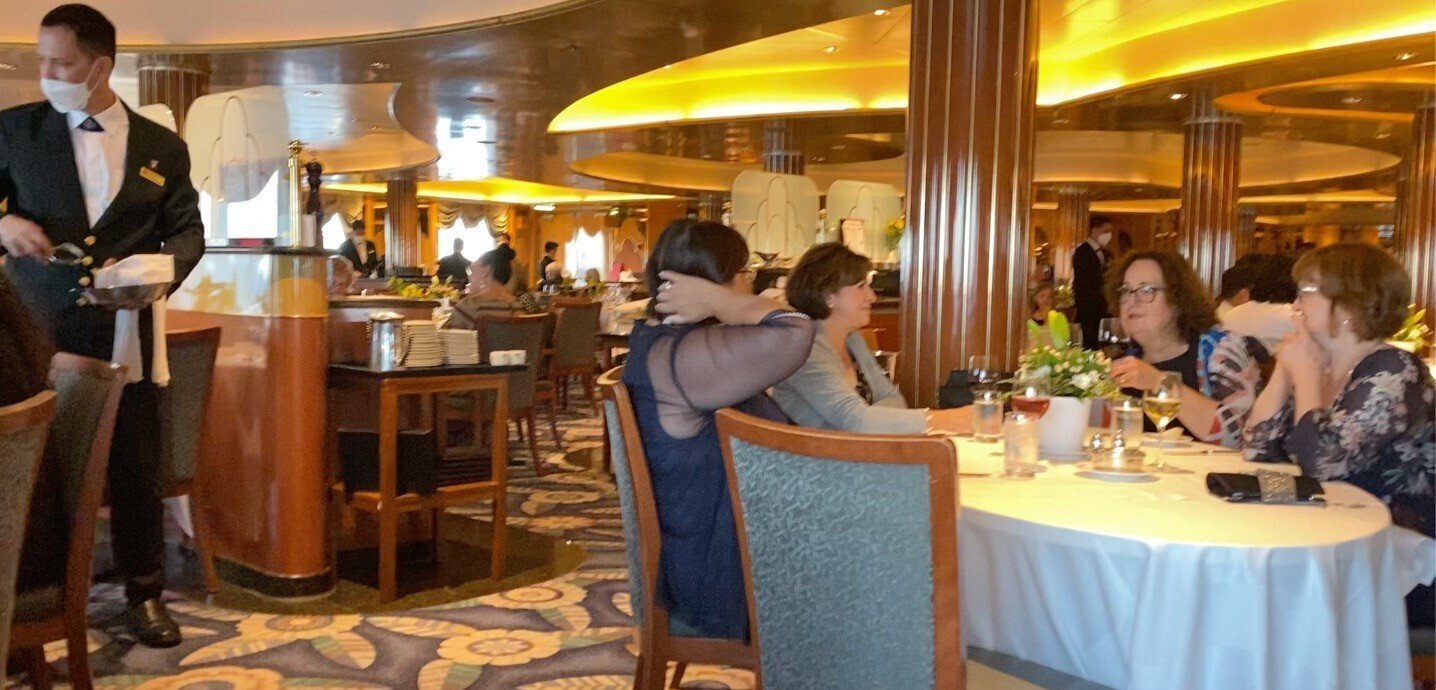 無料でクイーン・エリザベスの食事！ ディナーのフルコースも