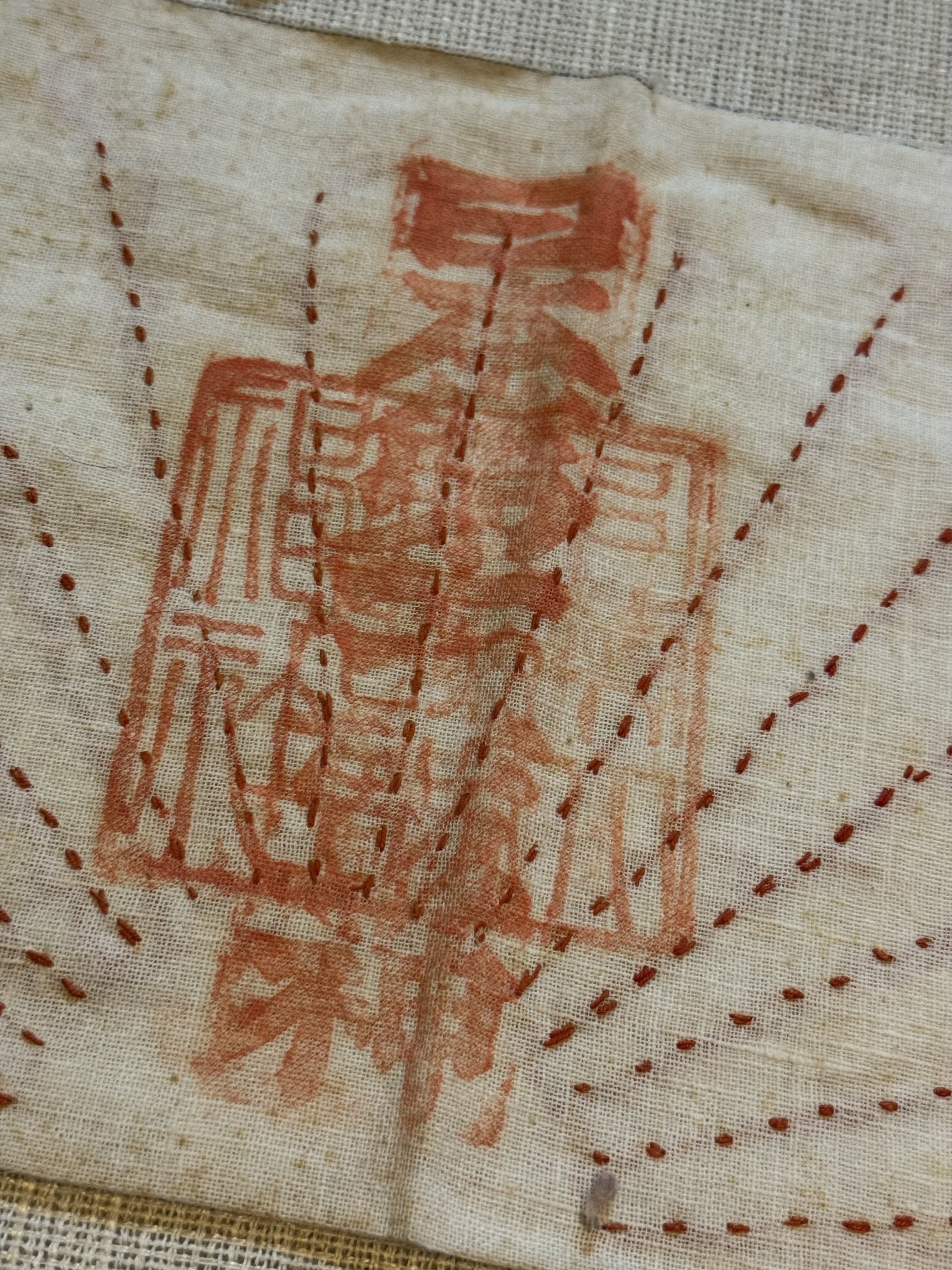 兵士の武運長久を祈って作られた「千人針」のはらまきですが、中には