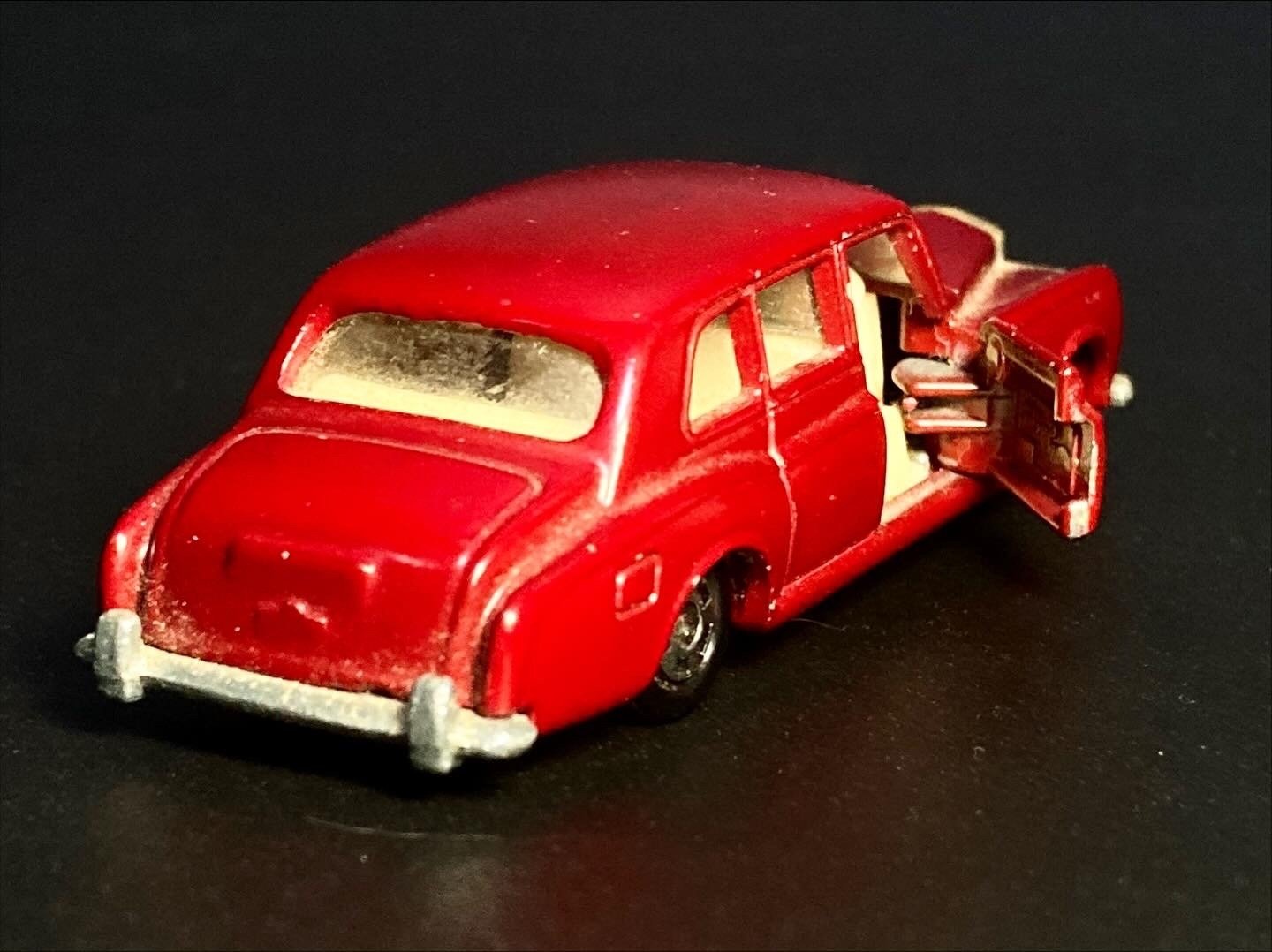 昭和トミカ】ロールスロイス ファンタムⅥ──手のひらの上の“王室の