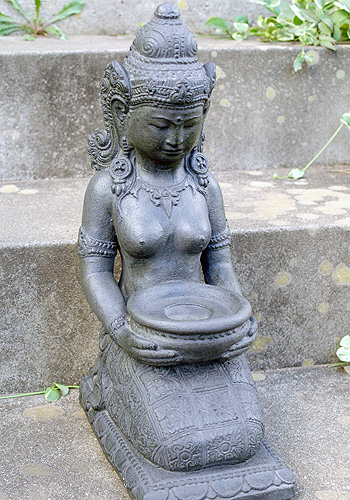 キャンドルを持つバリの女神像11310 | バリ雑貨・アジアン雑貨通販ApaApa