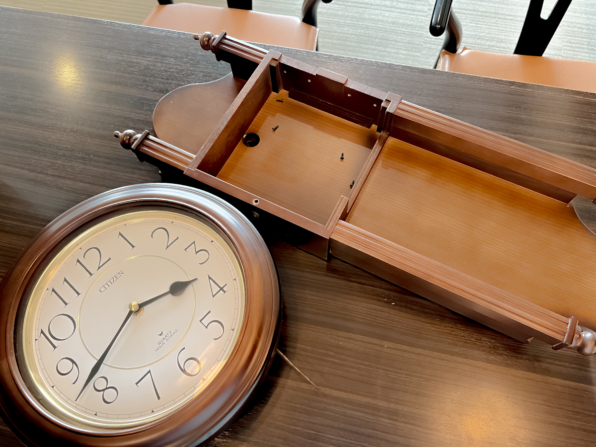 掛け時計の修理。振り子時計のムーブメント交換のはず、が