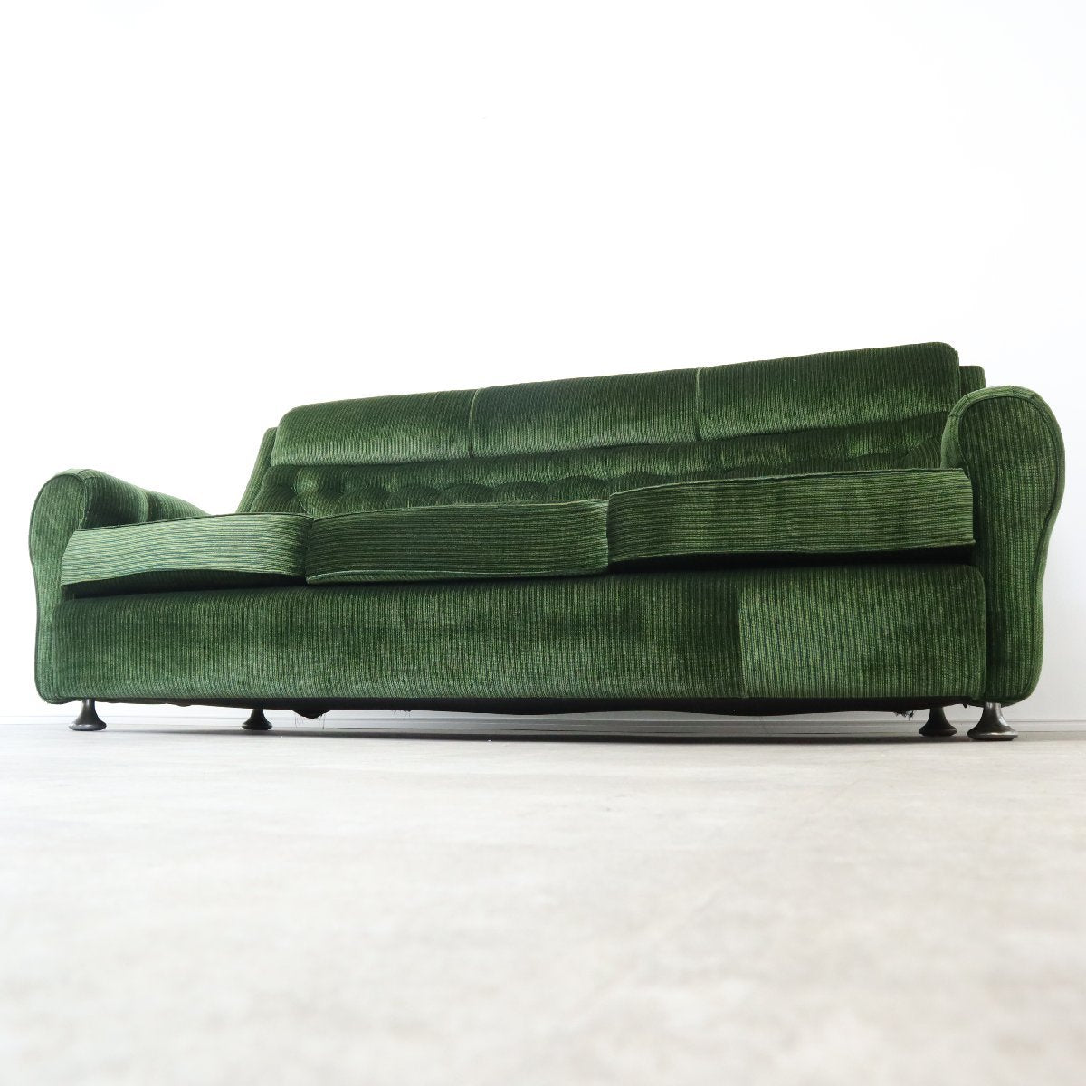 ミッドセンチュリーなグリーンのレトロソファ – バナルオンライン