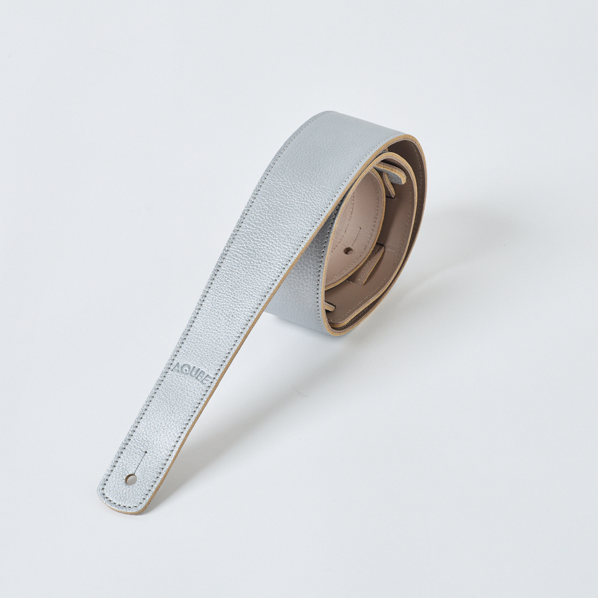 アユニ・Dが高品質レザーを使ったAQUBEのストラップを体験！「身体と