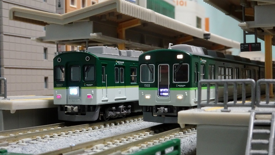 日本初の多扉通勤車 京阪5000系も新塗装が入線 - ビスタ模型鉄道