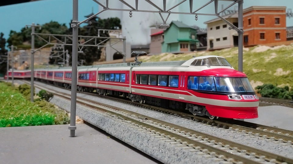 小田急ロマンスカー7000形LSE(新塗装) 室内灯コスト高？！ - ビスタ