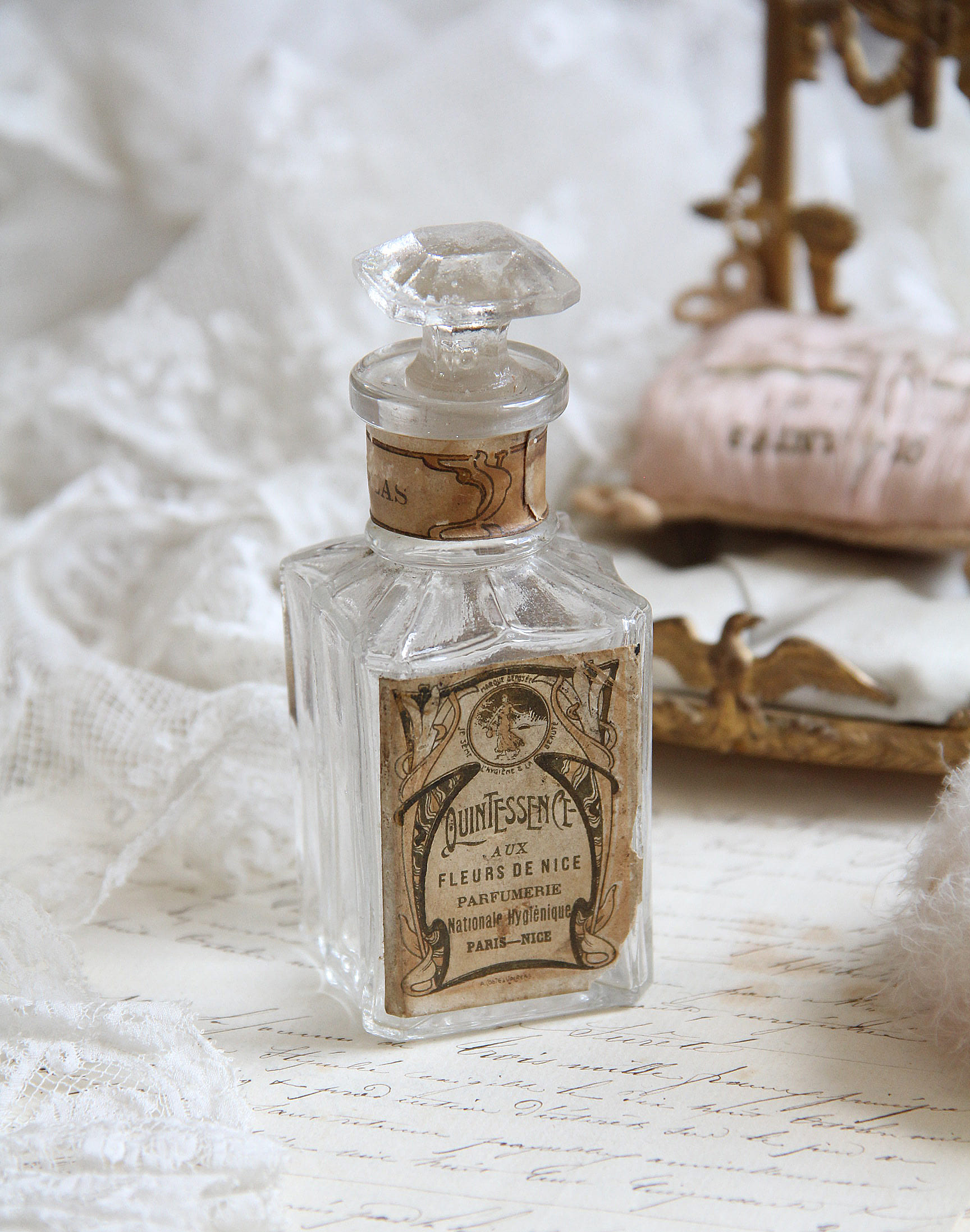 セピア色ラベルの香水瓶 | Ô BEL INVENTAIRE