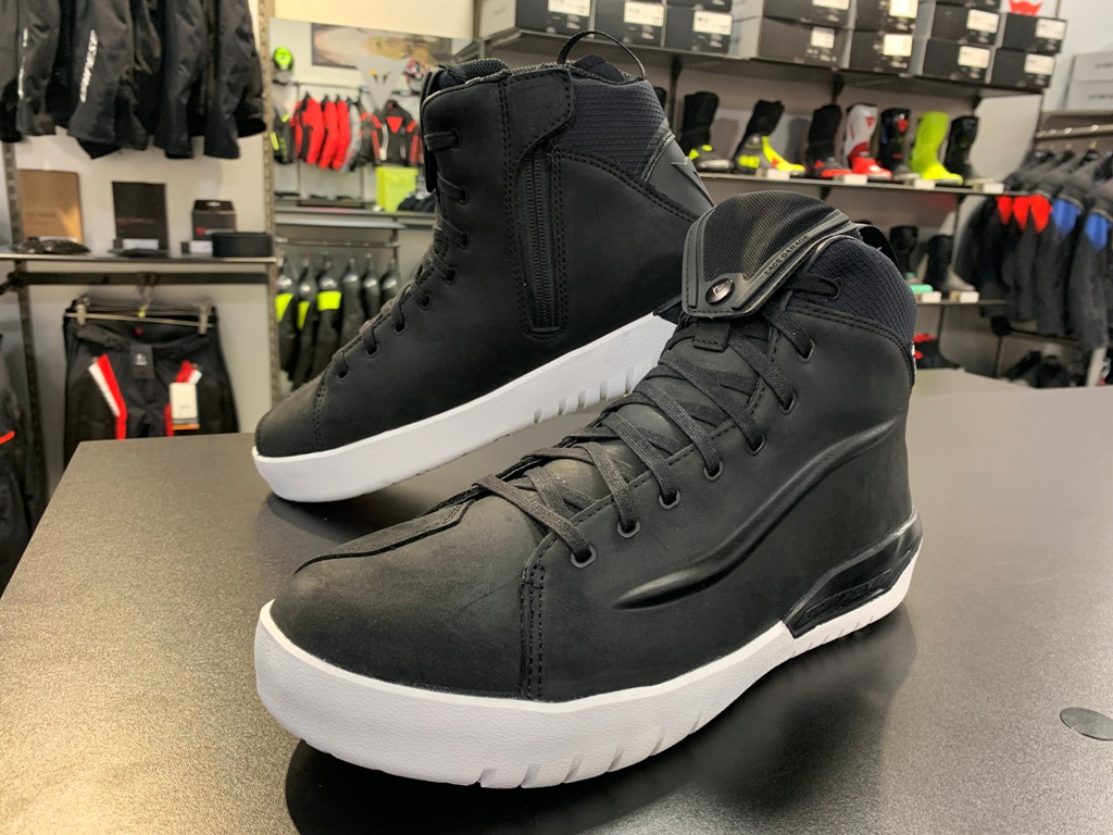 梅雨だからこそ、足元をオシャレに快適に【ライディングシューズ】