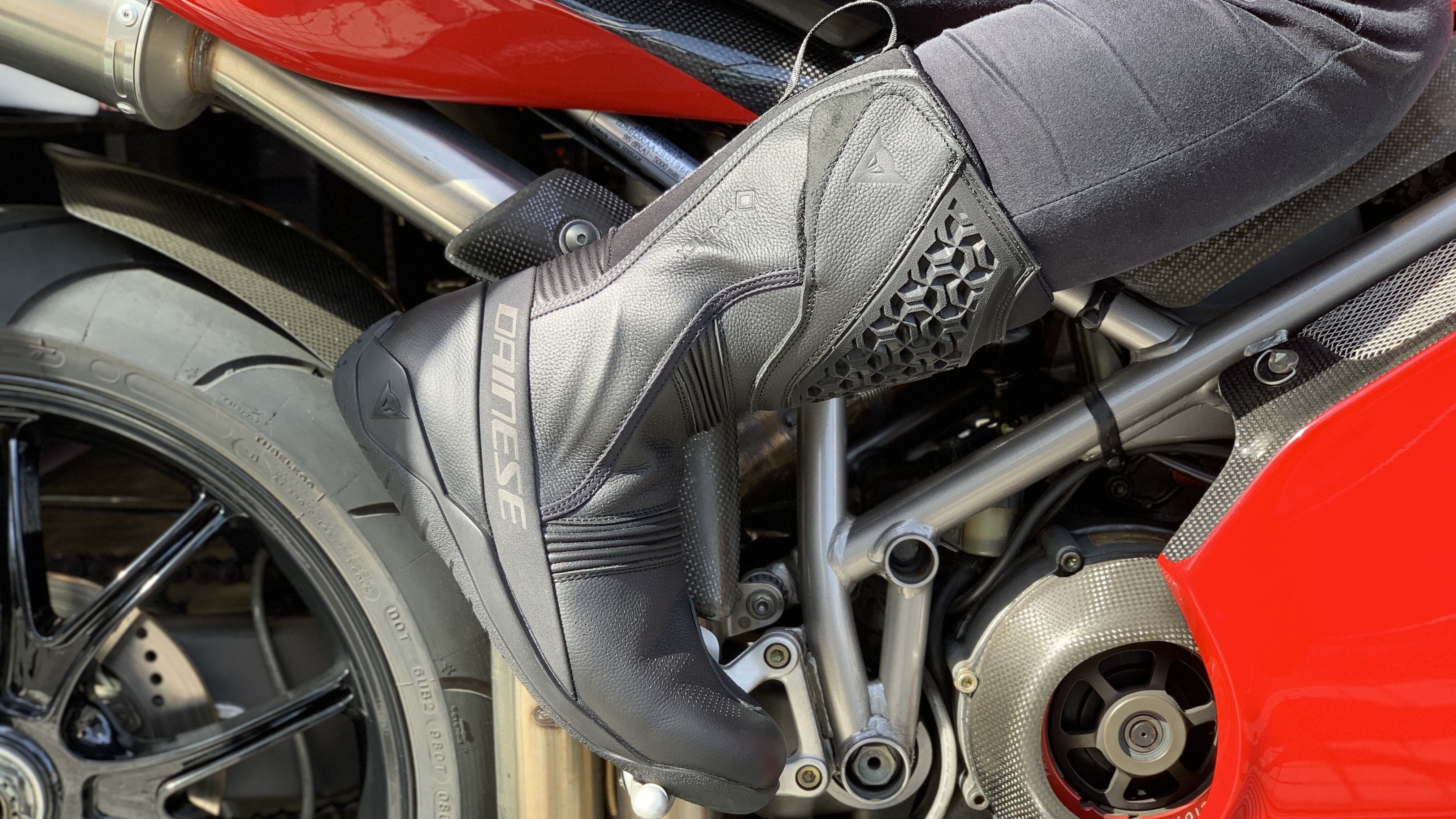 上質な牛革を採用した快適性抜群のブーツ