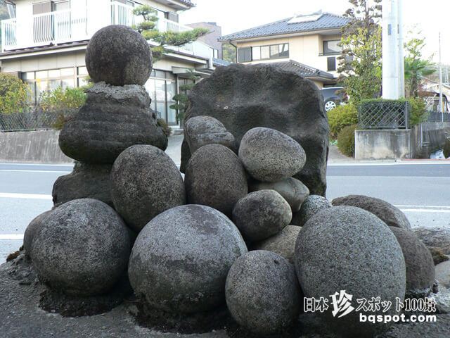 謎のオーパーツ？ 山梨の奇妙な石球群信仰「丸石神」【山梨】 | 日本珍