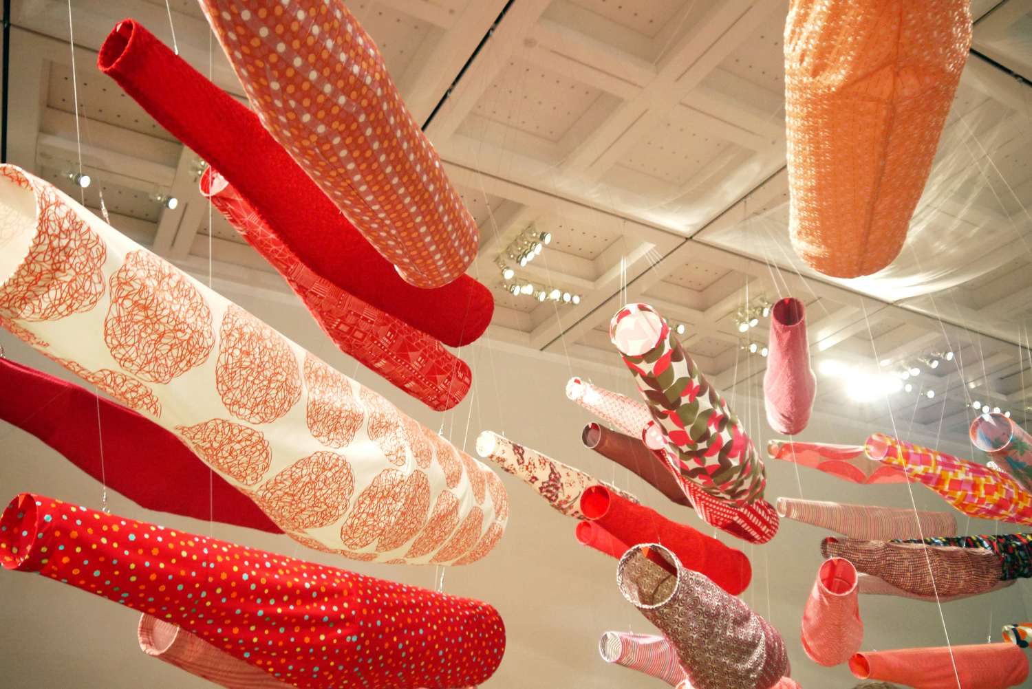 美術館に約300匹のこいのぼり。 須藤玲子、アドリアン・ガルデール