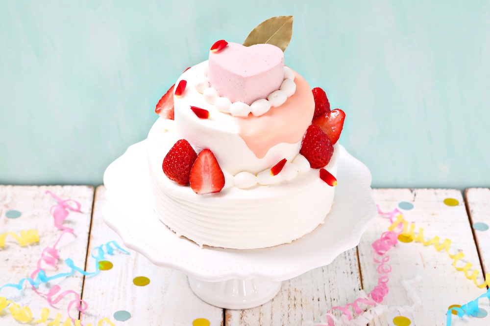 ピネード：夢の3段ケーキ、6月1日より1ヵ月間限定で販売へ - CakeNews