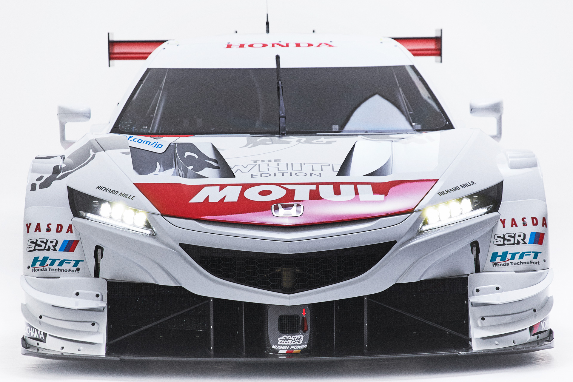 レッドブル、SUPER GTに参戦する「白いレッドブルNSX」をお披露目