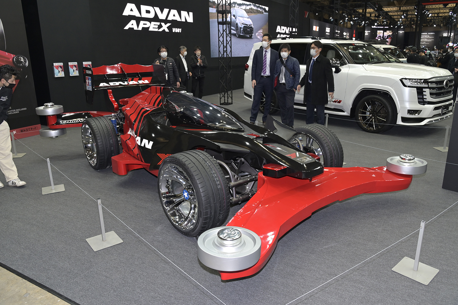 ヨコハマのブースでまさかの1／1サイズのミニ四駆に遭遇！ アドバン