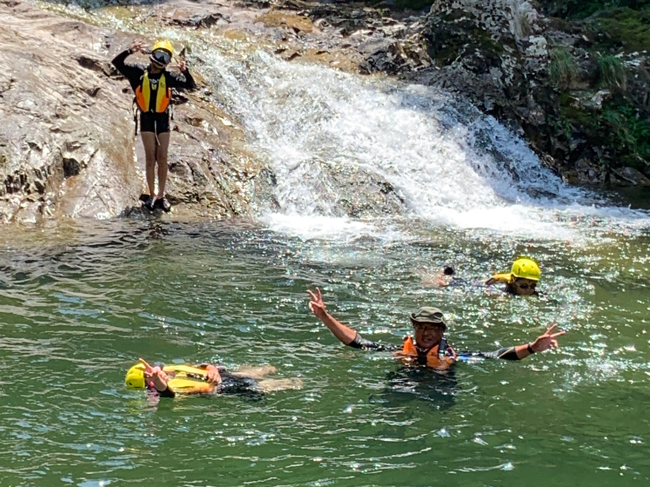 天然ウォータースライダーで水遊びを大満喫！シャワークライミング体験