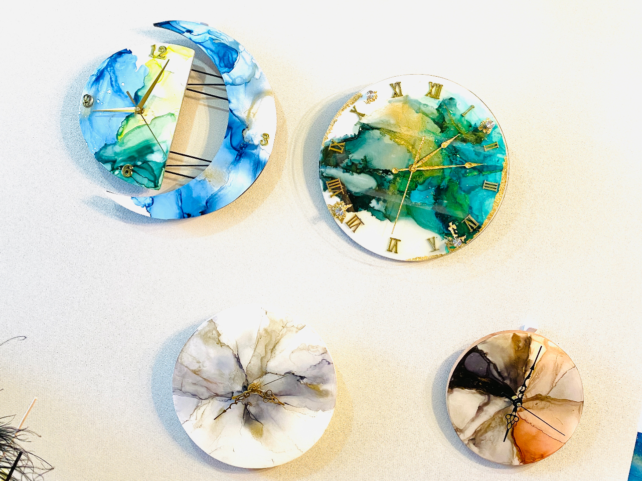 アルコールインクアートかけ時計作り体験】インクを垂らして作る