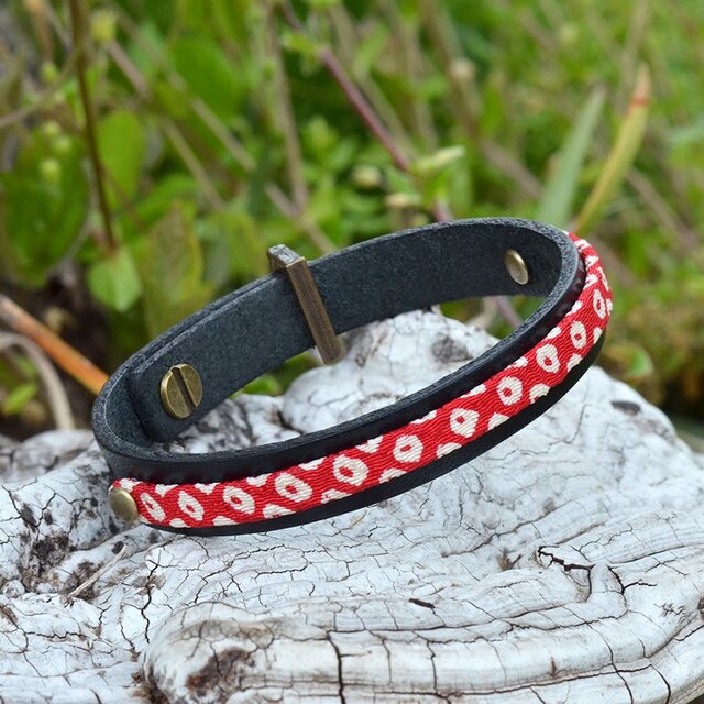 和風ブレスレット 黒 / 鹿の子 赤 レザー レイヤード | iichi 日々の