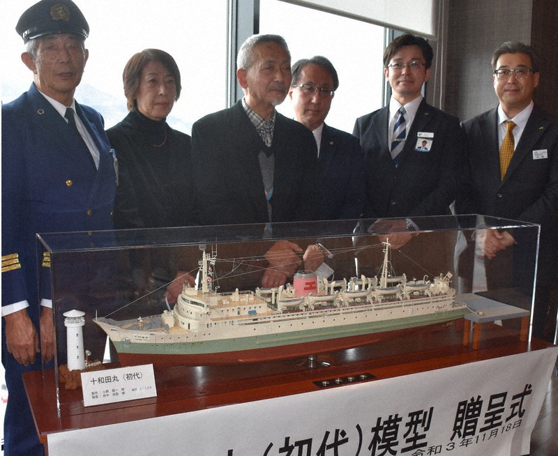 十和田丸、後世に 初代の模型、ホテルに贈呈 函館のNPO「青函連絡船の